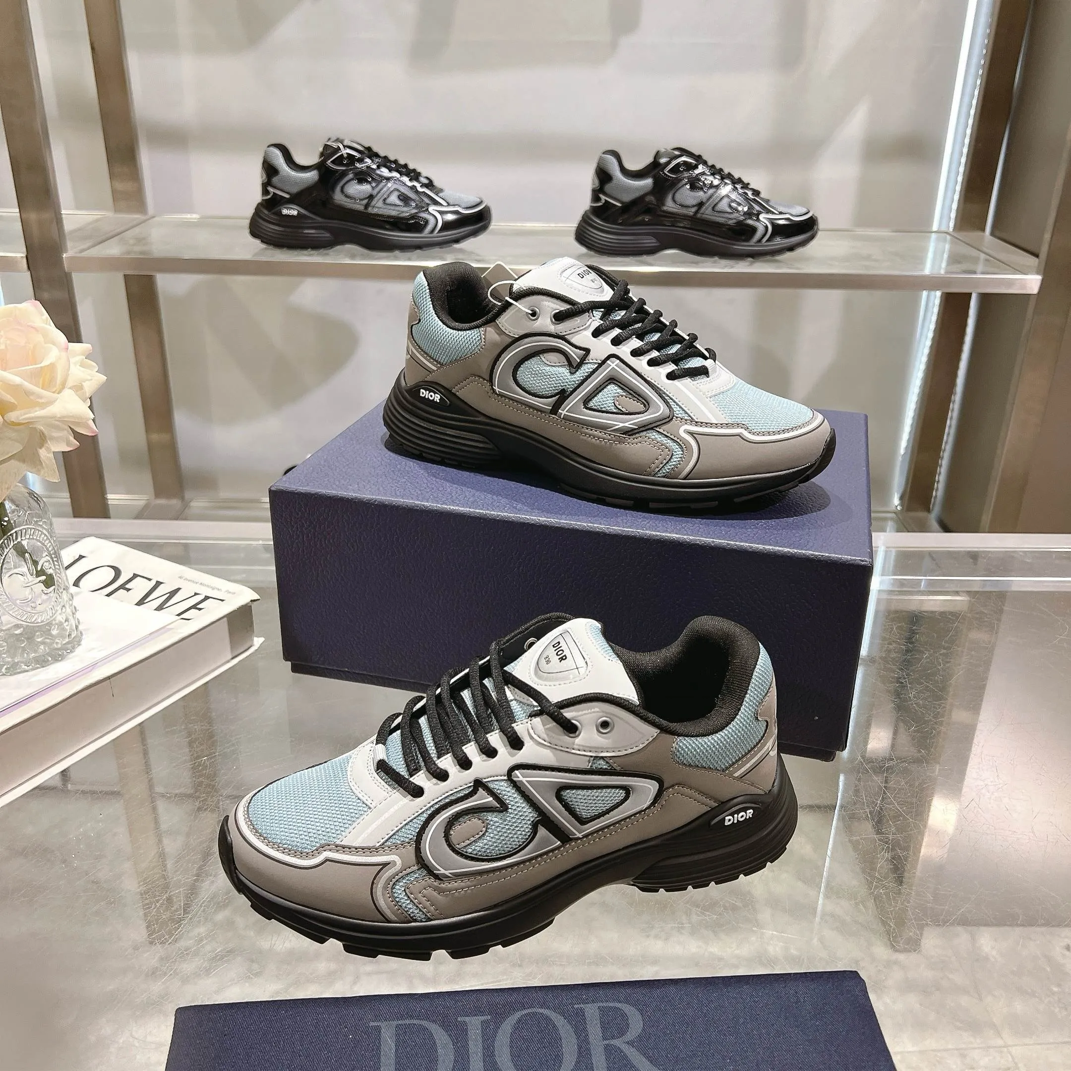 👟👟Ex-factory price 520👟👟 H612 high version B30 low-top sneakers are one of the flagship styles of this series. Crafted from mesh and technical fabrics, it's finished with a reflective 'CD30' graphic and 'DIOR B30' and 'CD30' logos on the heel and tongue. The extra-light, sculpted rubber sole adds style with signature accents, while internal stretch details create ideal comfort. Can be paired with a variety of casual looks to show a fashionable, modern and sporty style. ✅Size: 35-47 (45-46-47 customized, non-returnable and non-exchangeable) ✅Sole material: Original ultra-light IP sole ✅Packaging: Brand new counter packaging